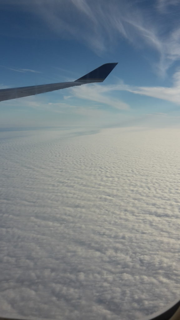 Aussicht aus dem FLugzeugfenster: man sieht nur Wolken