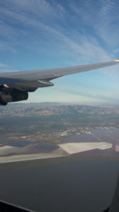 Aus dem Flugzeugfenster fotografiert: Anflug auf San Francisco