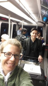 Matthias und Kiki stehen mit dem Gepäckwagen im Airtrain