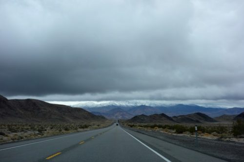 wir fahren zwar im Regen - aber am Horizont ist SCHNEE