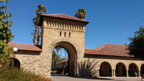 Haupteingang zu Stanford