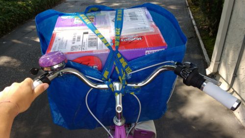 großes Paket auf Kikis Bike