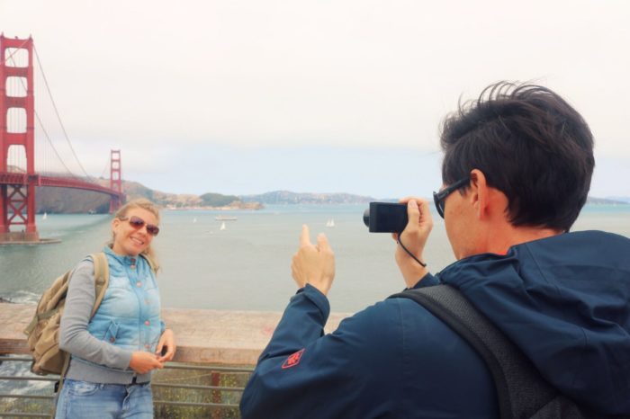 Kiki steht vor der Golden Gate Bridge